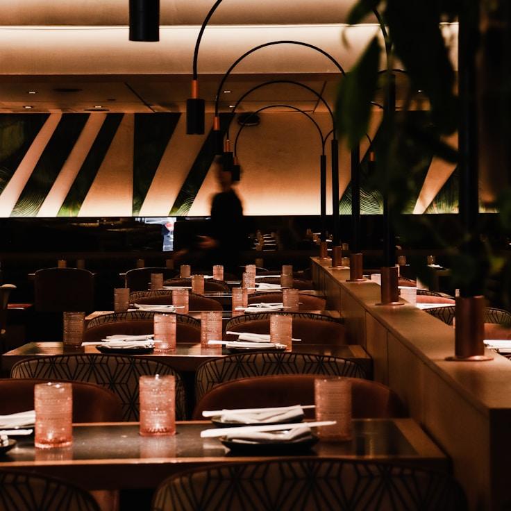 Casual restaurant with booth seating